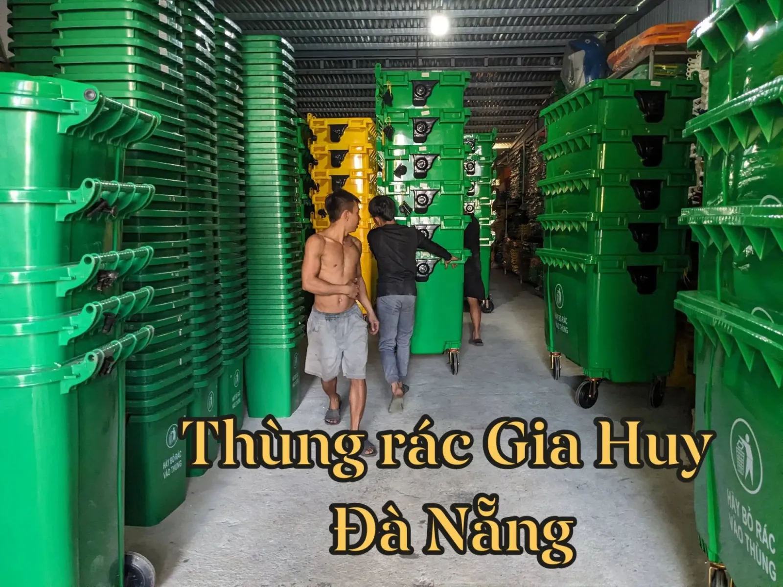 Kho thùng rác Gia Huy tại Đà Nẵng, thùng HDPE xếp chồng hai bên lối đi