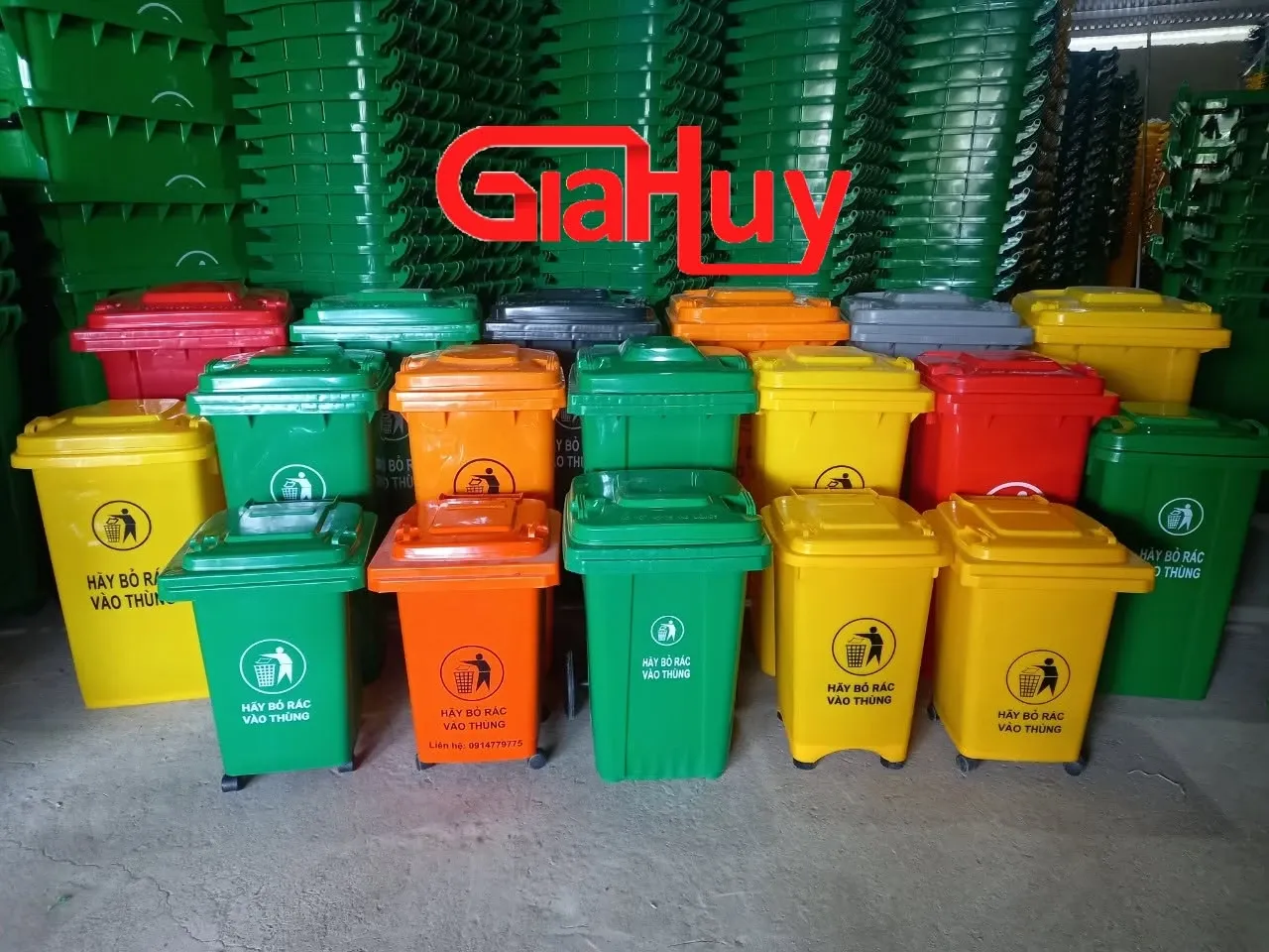 Thùng rác nhựa HDPE nhiều màu xếp tại kho Gia Huy, Đà Nẵng