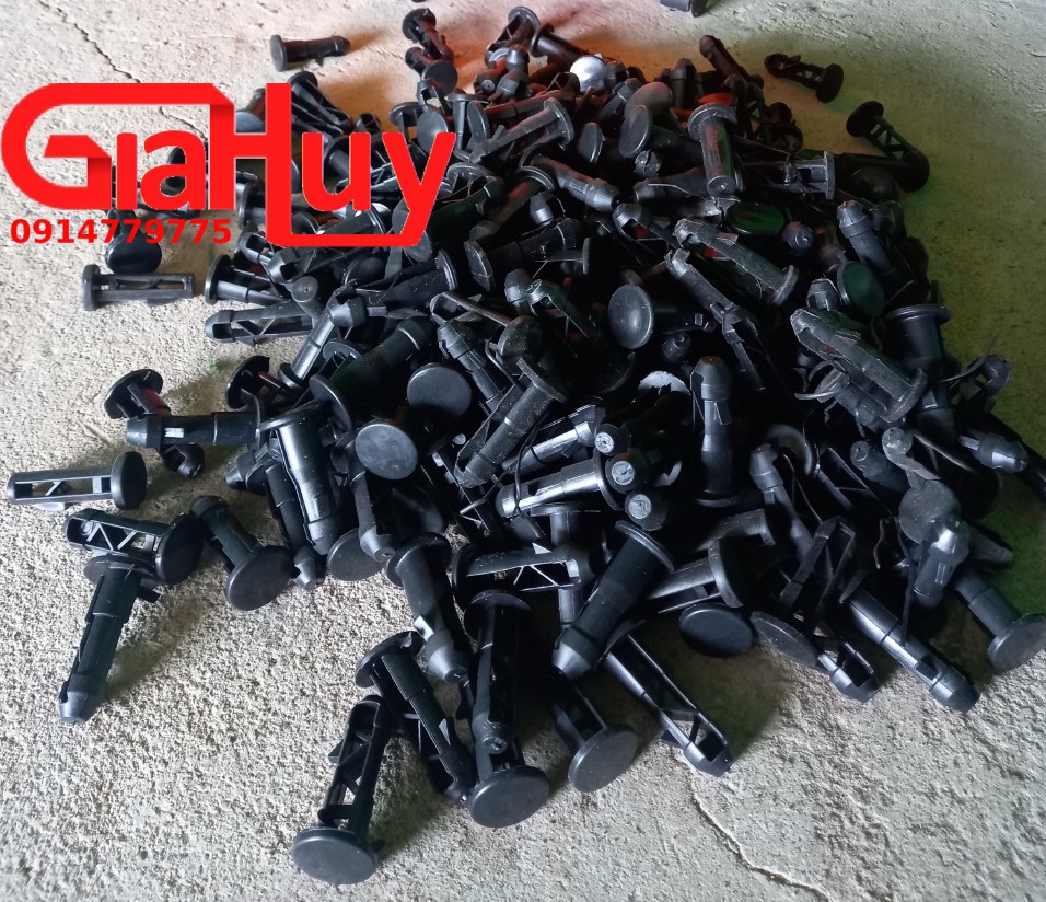 Chốt nắp của thùng rác được tặng miễn phí cho khách hàng của Thùng Rác Gia Huy tại Đà Nẵng