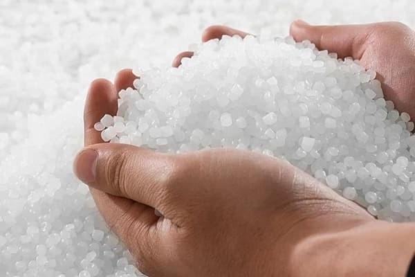 Hạt nhựa nguyên sinh trông rất sạch và trắng